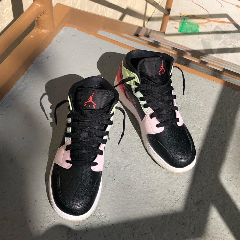 Jordan 1 Mid Glow-In-The Dark GS.